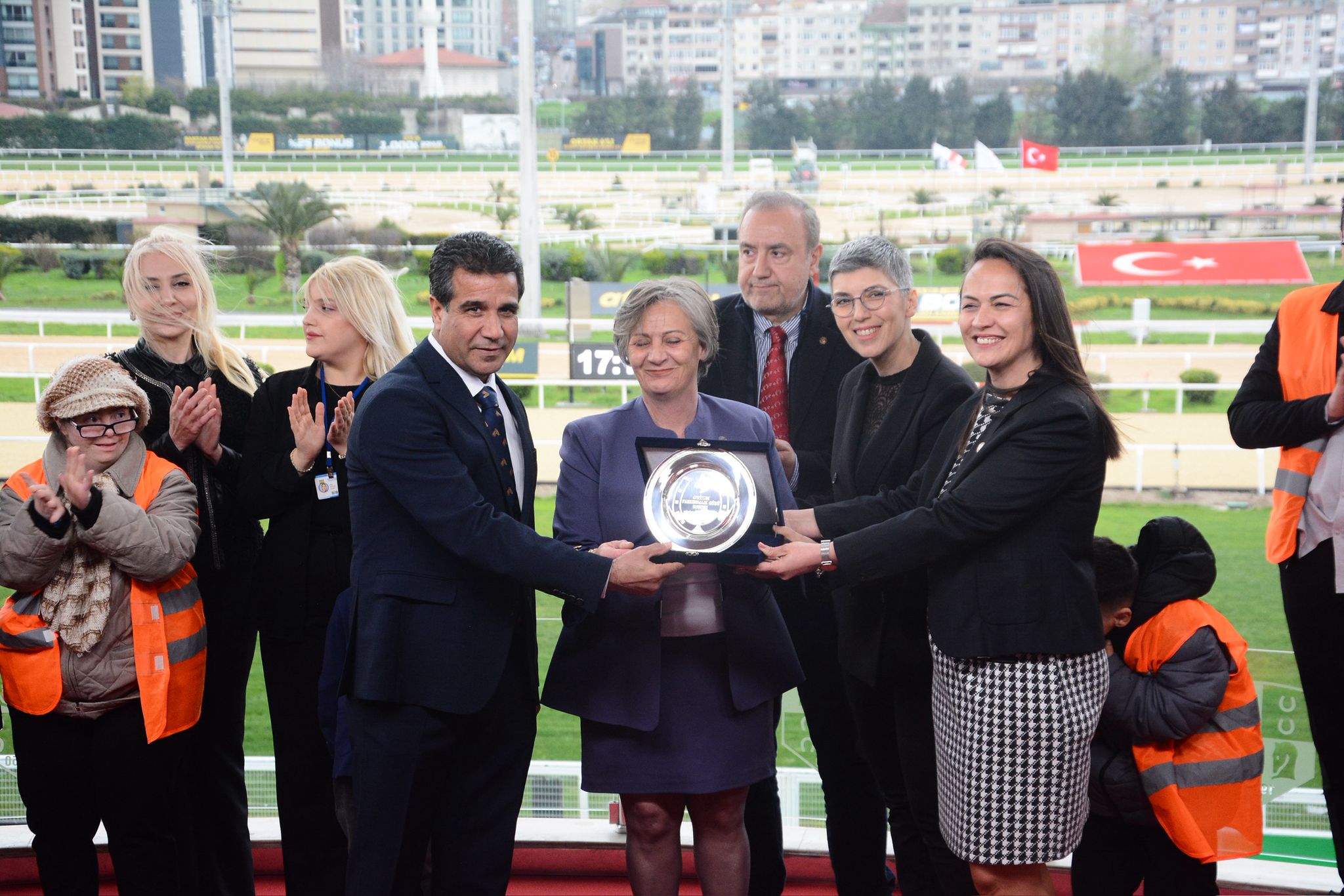 Avcı Ekürisi — balkonda plaket takdimi, kadife kutu