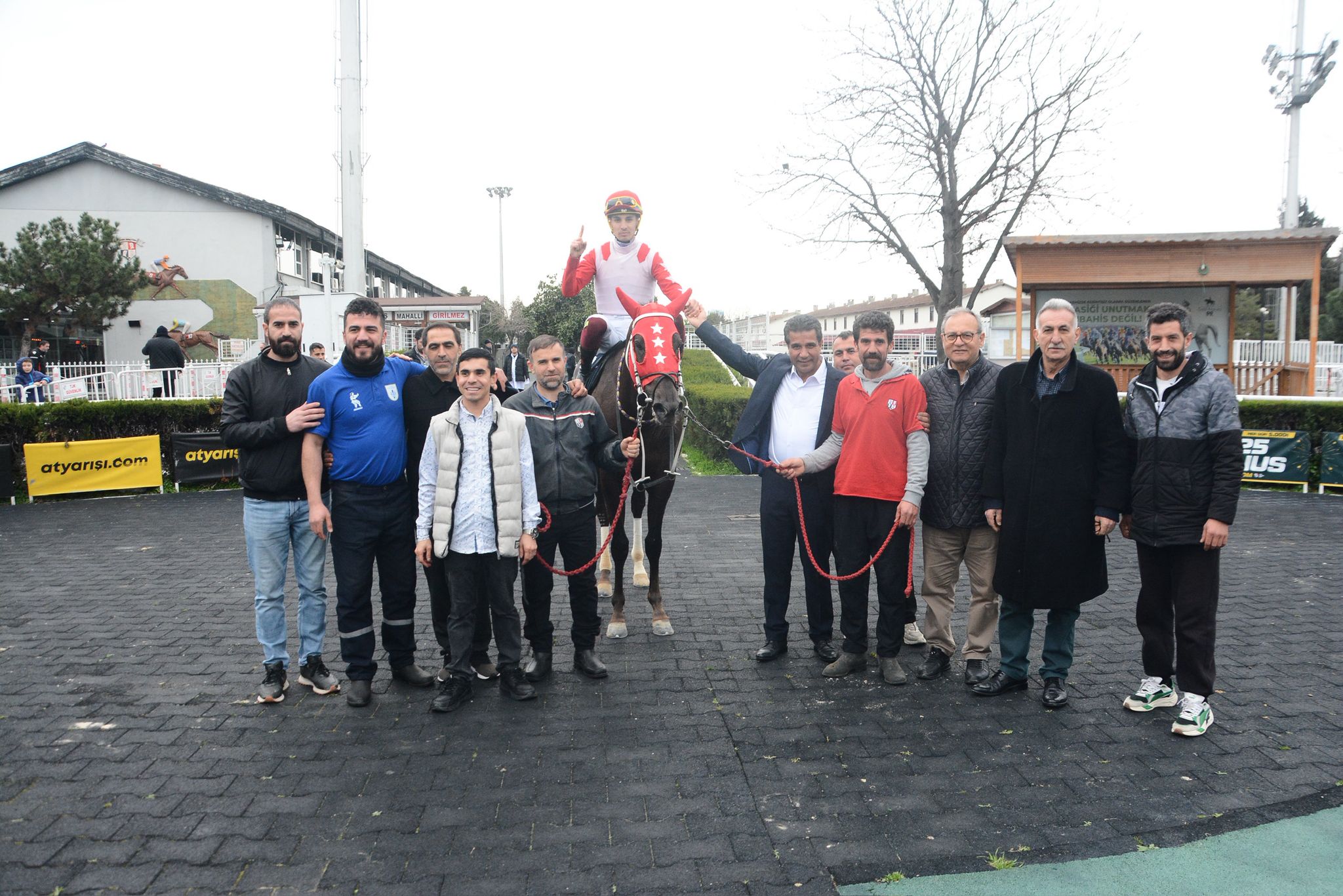 ASLANSOYLU — galibiyet halkasında jokey ve Avcı Ekürisi safkanı