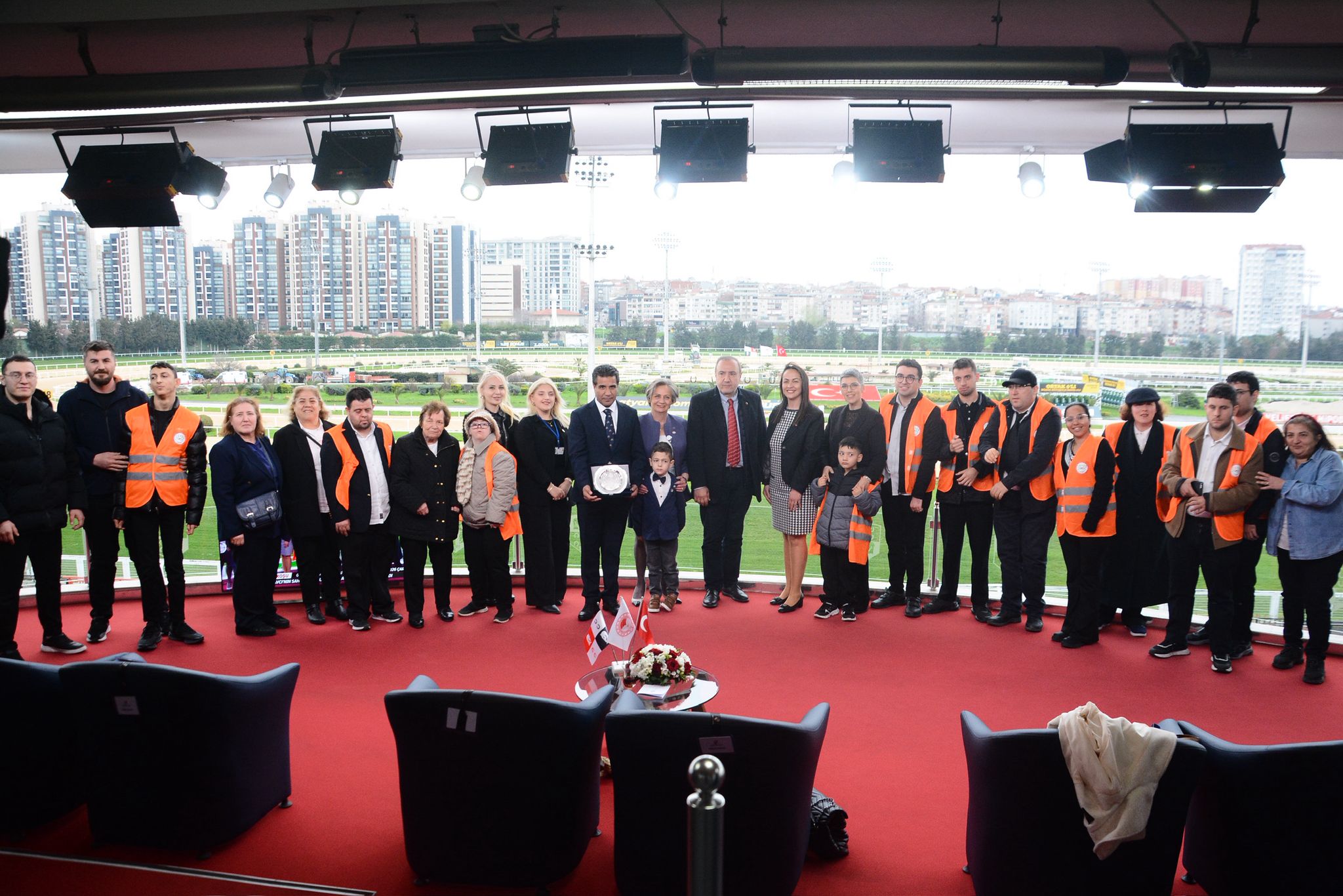 Avcı Ekürisi — salon töreni, geniş ekip ve plaket