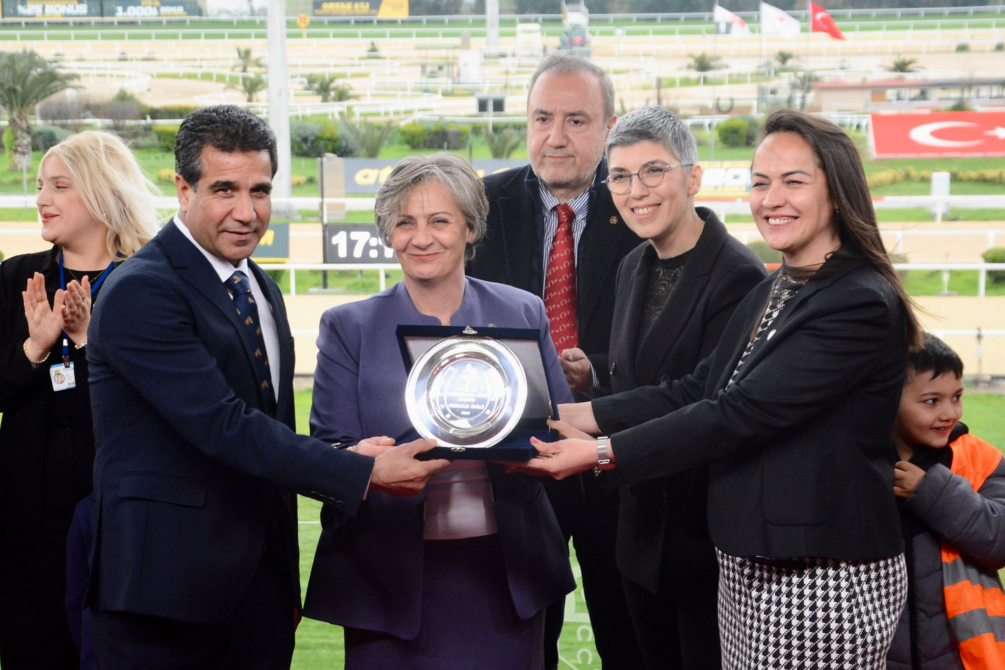 Avcı Ekürisi — Veliefendi plaket töreni, pist manzarası